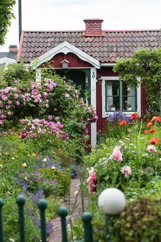 Maddy and Summer Sweden Vacation, Cottage Garden Ideas, Red Houses, Swedish Cottage, Red Cottage, Swedish House, Have Inspiration, The Secret Garden, Summer Cottage