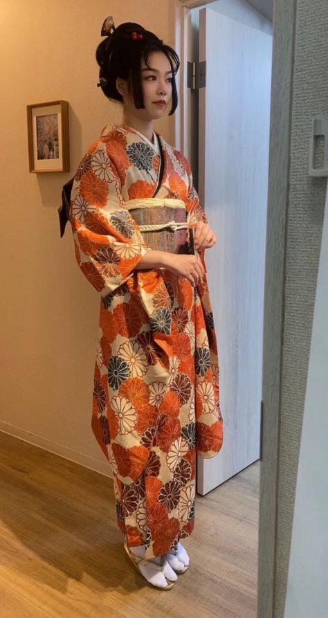 Orange Kimono Traditional, Modern Yukata, Yukata Style, Japanese Kimono Outfit, Kimono Outfit Japanese, Yukata Women, Orange Kimono, Traditional Asian Clothing, Pretty Kimonos