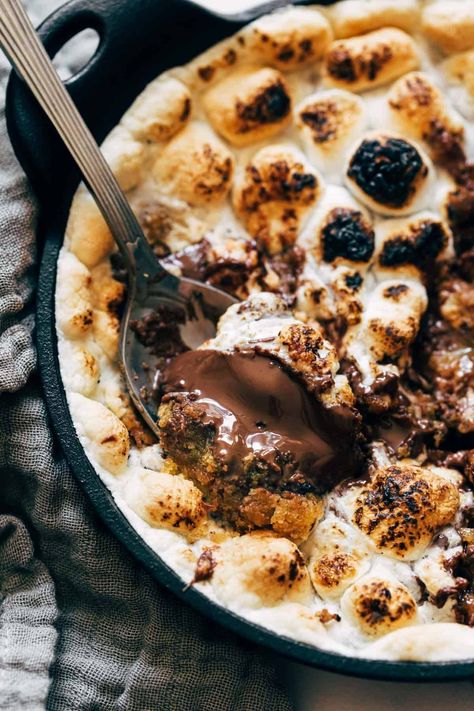 Deep Dish S'Mores Bowls for Two! A graham-cracker loaded cookie base, top it with little squares of chocolate bars, piled high with marshmallows. Oven Smores, Graham Cookies, Big Momma, Marshmallow Cake, Cookie Bowls, Cookie Base, Dessert For Two, Yummy Desserts, Iron Skillet