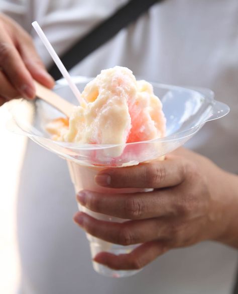 How to make Hawaiian Shave Ice Shaved Ice Cream Recipes, Hawaiian Ice Shave, Hawaiian Snow Cones, Sno Cone Ideas, Hawaiian Shaved Ice Recipe, Shaved Ice Ideas, Diy Shaved Ice, Shave Ice Syrup Recipe, Snowball Stand