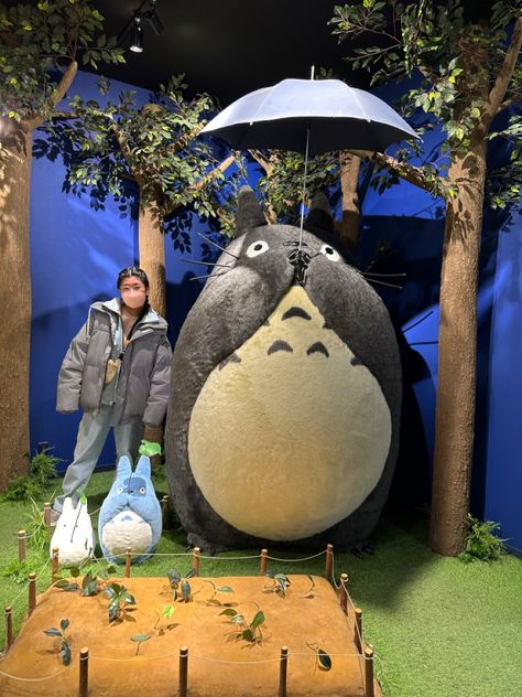 girl in reflective grey puffer jacket next to life-sized totoro at a studio ghibli store in osaka, japan Studio Ghibli Japan, Japan Studio Ghibli, Ghibli Store, Studio Ghibli Real Life Aesthetic, Gibli Studio Museum, Studio Ghibli Store, Studio Ghibli Museum, Studio Ghibli Real Life Places, Studio Ghibli Store Japan