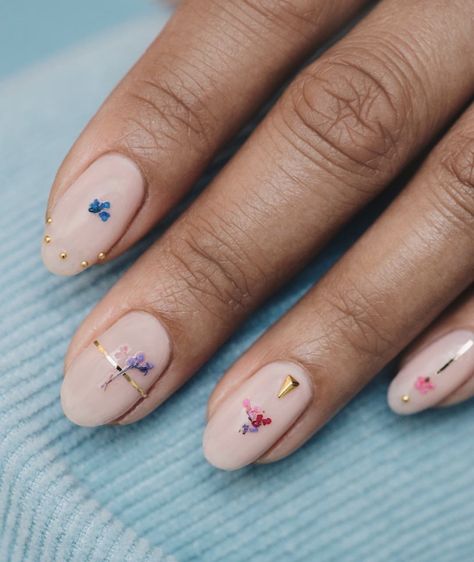 Pressed Flower Nails, Flower Nails Acrylic, Flower Acrylic Nails, Beauty Formulas, Gel Nails At Home, Oil Free Makeup, Nail Trend, Acrylic Press On Nails, Latest Nail Art