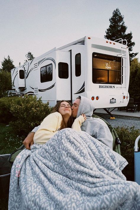 Camping Aesthetic Fall Date Ideas, Sleep In Car, Cozy Camping, Camping Must Haves, Camping Hacks Diy, Camping Set Up, Fall Dates, Perfect Road Trip, Camping Aesthetic