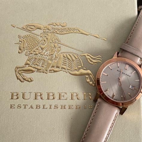 Burberry watch Burberry Watch, Chloe Sevigny, How To Look Rich, Gold Face, Burberry Accessories, Designer Bag, Leather Band, Leather Watch, Burberry