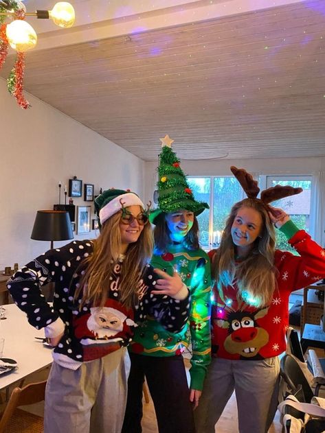 Christmas Pics With Friends, Posada Ideas, Christmas Sleepover Ideas, Ugly Sweater Party Ideas, Alice Fortescue, Christmas With Friends, Narcissa Black, New Year Clothes, Christmas Sleepover