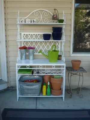 My Crafty Days: Outdoor Bakers Rack - makes a great potting bench! Shelving Unit Decor, Bakers Rack Decorating, Outdoor Bakers Rack, Bakers Racks, Potting Bench Ideas, Garden Rack, Cottage Outdoor, Outdoor Shelves, Rental Ideas