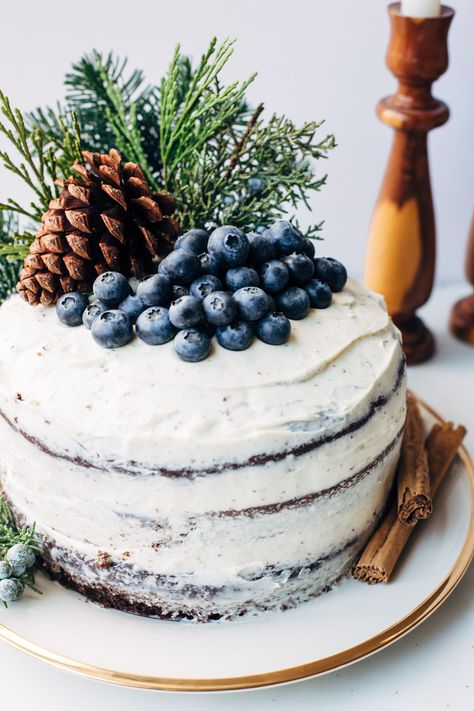 Rustic Chocolate Blueberry Christmas Cake Rustic Birthday Cake, Blueberry Cake Filling, Healthy Blueberry Cake, Blueberry Cake Mix, Chocolate Blueberry, Blueberry Cake Recipes, Christmas Cake Recipes, Winter Cake, Salty Cake