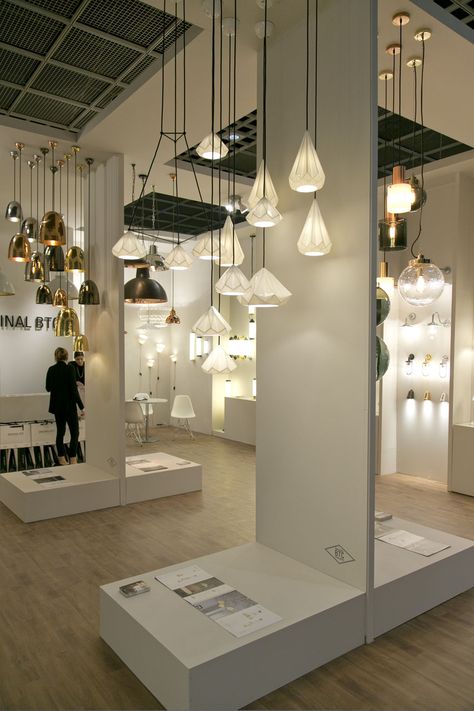 Light + Building 2016 Retail Lighting Design, Blitz Design, Plan Garage, Glass Store, Retail Lighting, Showroom Interior Design, Lighting Showroom, Circa Lighting, Exhibition Booth Design