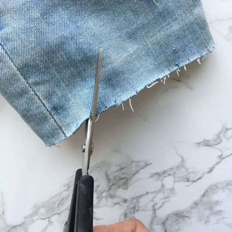 Frayed Hem Jeans Diy, How To Fray Jeans, Frayed Jeans Diy, Diy Distressed Jeans, Diy Ripped Jeans, Stonewash Jeans, Jeans Tutorial, Tattered Jeans, Shredded Jeans