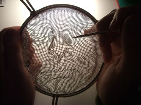 Back in 2009, artist Isaac Cordal shaped wire mesh kitchen colanders into faces and installed them on the streets of London, where street lights cast shadows of the faces on to sidewalks. Shadow Portraits, Shadow Face, Shadow Art, Sculpture Metal, Wow Art, Recycled Art, Wire Sculpture, Sculpture Installation, Wire Art