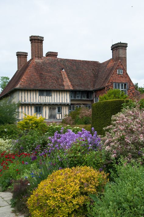 Historic Gardens, Great Dixter, Nice Houses, European Palace, Castles In England, British Garden, Beautiful Scenes, Futon Sofa Bed, Property Design