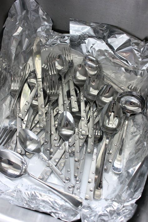 How To Restore Shine And Deep Clean Your Silverware - Organized-ish by Lela Burris Clean Tarnished Silverware, Cleaning Silverware, Clean Silverware, Cleaning Tarnished Silver, How To Clean Silverware, Cleaning Silver, Silverware Organization, Cleaning Painted Walls, Clean Gold Jewelry