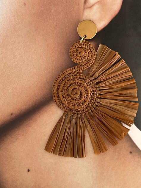 Diy African Earrings, Raffia Jewelry, Raffia Earrings, Straw Earrings, Cowry Shell, Mode Crochet, African Earrings, Fiber Jewelry, Diy Crafts Paper Flowers