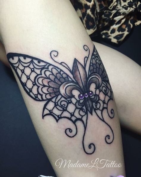 Fleur De Lis Tattoo Ideas For Women, Nola Tattoos Ideas, Nola Tattoo, Lis Tattoo, Wrist Tatoo, Butterfly Name Tattoo, Tattoo Session, Crown Tattoo Design, L Tattoo