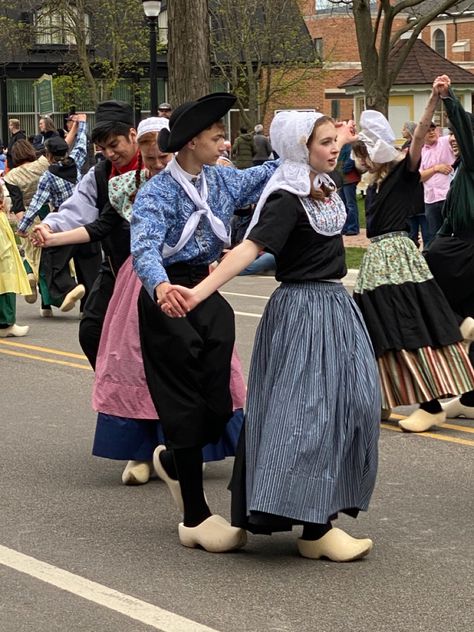 Netherlands Clothes, Netherlands People, Holland Christmas, Dutch Clothing, Dutch Costume, Dutch Culture, Village Festival, Heritage Clothing, Platform Clogs Shoes