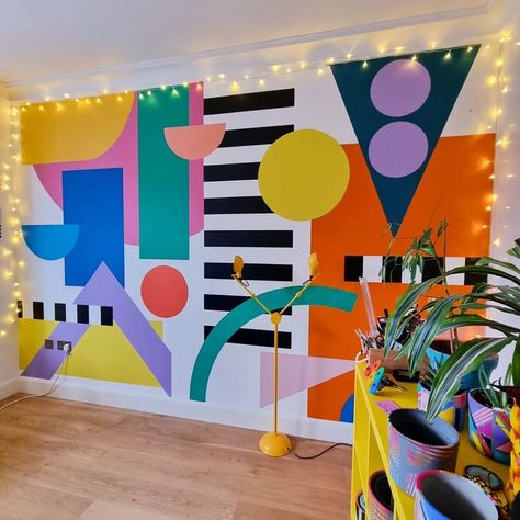 Eloisa | Colourful Murals on Instagram: "Studio mural..... DONE!!!!!! It feels so cosy and inspiring in here now and I can't wait to do some work tomorrow!!!! . . I ended up changing the top yellow from red to yellow cus it was too dark and now it feels so much better. . . Wadya think??? . . #art #artist #London #LondonArtist #LondonArt #collage #ILoveCollage #CollageIsTheBest #CollageArtist #colour #colourful #mural #MuralArt #MuralArtist #LadiesWhoPaint #WomenArtists #maker #MakersGonnaMake #p Colourful Wall Mural, Community Mural Ideas, Bright Mural, Colourful Mural, Studio Mural, Garage Art Studio, Kitchen Mural, Pattern Mural, Photography Studio Spaces