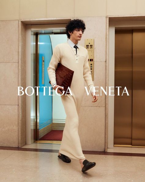 Bottega Veneta Winter 2023 Campaign (Bottega Veneta) Bottega Veneta Campaign, Bottega Veneta Menswear, Winter Business Outfits, Brand Campaign, Ad Campaigns, Fashion Images, Winter 2023, Magazine Covers, Ad Campaign