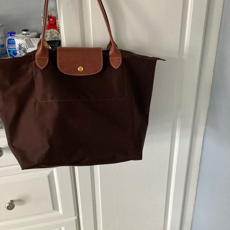 Brown Longchamp Tote Longchamp Le Pliage Brown, Brown Longchamp Bag, Bags For Uni, Brown Longchamp, Longchamp Aesthetic, Longchamp Bag Outfit, Long Champ Bag, Longchamp Medium, Bicester Village