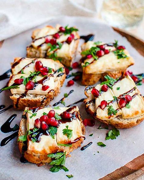 16 x lekkere makkelijke hapjes - Green Gypsy Spices Snacks Für Party, Toast Recipes, Appetizers For Party, Finger Food, Clean Eating Snacks, Brie, Appetizer Snacks, Finger Foods, Food Inspiration