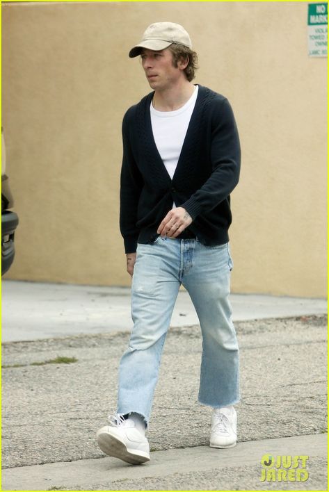 Celebrity Outfits Men, Jeremy Allen White Street Style, Fits With Air Force Ones, Jeremy Allen White Outfit, Jeremy Allen White Style, Allen White, Jeremy Allen White, Dad Fashion, How To Look Handsome