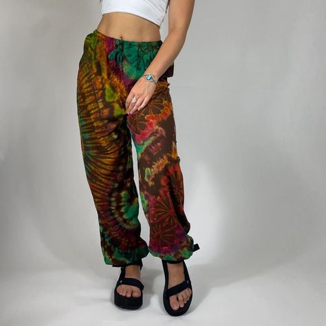 Earthy Outfits Aesthetic, Dye Pants, Yoga Bottoms, Tie Pants, Hippie Aesthetic, Tie Dye Pants, Jeans Street Style, Hippie Skirts, Pants Baggy