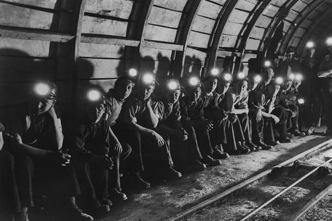 Amazing peek inside Britain's coal mines where working-class men spent 12 hours a day down the perilous pits - Mirror Online Northern Ireland Troubles, Grenadier Guards, English Architecture, Coal Miners, History Of Art, History Page, Mining Equipment, Uk Images, November 9