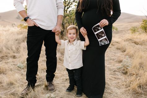 Black Dress Fall Maternity Pictures, Black Dress Maternity Pictures Family, Maternity Pictures Black Dress With Husband, Winter Maternity Pictures With Husband, Winter Maternity Pictures With Toddler, Black Dress Maternity Pictures, Black And White Family Maternity Shoot, Maternity Photography With Toddler, Toddler Black Dress