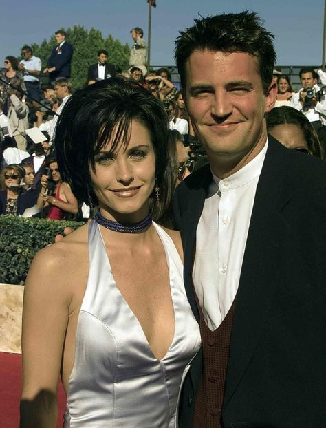 Matthew Perry And Courtney, Courtney Cox 90s, Friends Actors, Forest Lawn Memorial Park, Friends Best Moments, Courtney Cox, Matt Leblanc, David Schwimmer, 90s Memories