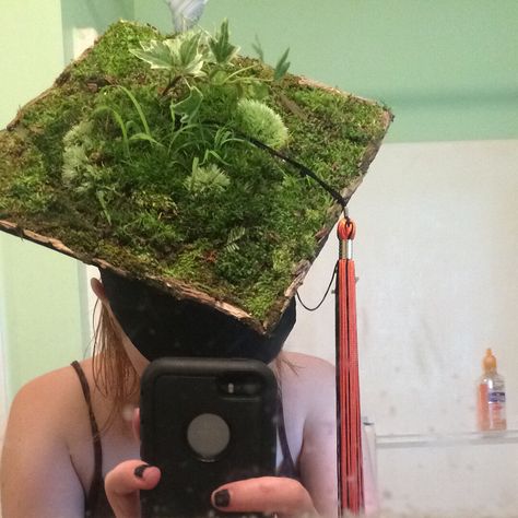 100% real plants on this #diygradcap! #Graduation // follow us @motivation2study for daily inspiration Graduation Cap Designs Plants, Diy Grad Cap, Graduation Cap Decoration Diy, Grad Cap Designs, Diy Graduation Cap, Diy Graduation, Cap Decoration, Grad Caps, Cap Ideas