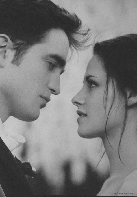 Bella Y Edward, Twilight Romance, Twilight Images, John Depp, Kristen And Robert, Twilight Saga Series, Bella Wedding, Twilight Breaking Dawn, Twilight Photos