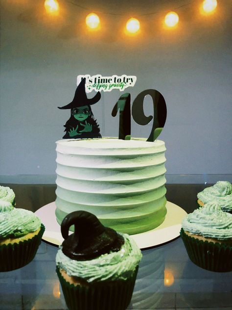 Wicked Cake Musical, Wicked Themed Party Food, Wicked Musical Birthday Party, Wicked Cake Ideas, Wicked Birthday Cake, Wicked Birthday Party, Wicked Cake, Musical Birthday Party, Musical Cake