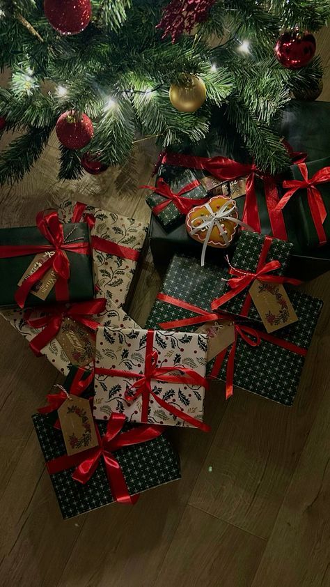 Wrapped Christmas Presents Aesthetic, Red Wrapped Presents, Aesthetic Christmas Family, Christmas Gift Wrapping Ideas Aesthetic, Christmas Wrapping Astethic, Red And Green Gift Wrapping Ideas, Red And Gold Christmas Wrapping, Christmas Gift Wrap Aesthetic, Red Green Christmas Aesthetic