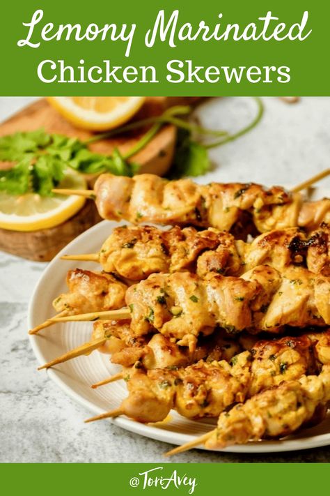 Chicken Skewers Marinade, Marinated Chicken Skewers, Chicken Kebab Recipe, Chicken Skewer Recipe, Grilled Chicken Skewers, Doner Kebab, Yum Recipes, Chicken Marinade, Chicken Kabobs