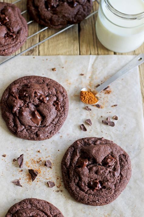 Chocolate Chili Cookie recipe at thekiwicountrygirl.com. Soft and chewy chocolate cookies with a hint of chili and cinnamon and chili chocolate chunks to boot! Chili Chocolate Cookies, Chili Cookies, Chili Chocolate, Soft Cookie Recipe, Chocolate Chili, Chewy Chocolate Cookies, Baking Homemade, Chocolate Cookie Recipes, Food Stamps