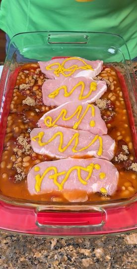 537K views · 6.4K reactions | How did I not know about this easy one-pan dinner! | How did I not know about this easy one-pan dinner!  A meal so easy your hubby can make. We make a delicious meat-filled dinner. | By Charles Parks | Orchid beans. Well, actually two cans of pork and beans. Does it matter what kind of pork and beans? No, I just picked up Kroger. They were about 30 cents cheaper. Okay, make sure your pork and beans are down there. Now, we are going to add in some ketchup. We've got hinds here and you just use this kind of sparingly Mm. Okay. Ketchup. Then you need a half a cup of brown sugar. It's kind of like a meat loaf almost. Well baked beans you know you can make the baked beans like this with the bacon and oh yeah and Kelly does hamburger meat. Hamburger meat? Yes hambur Pork Chop Baked Bean Casserole, Pork Chops And Beans, Pork Chops And Baked Beans, Pork And Beans Recipe, Baked Bean Casserole, Pork N Beans, Pork Chop Recipes Baked, One Pan Dinner, Hamburger Meat