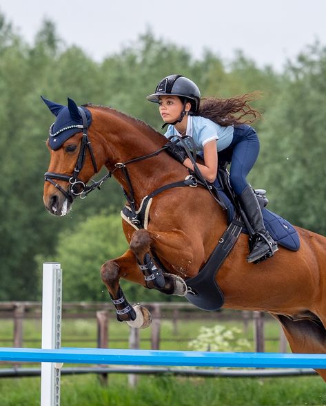 We’re absolutely obsessed with these pictures! 📸 #showjumping #horse #equestrian Ponying A Horse, Photo Horse, Jumping Horse, Cute Horse Riding Outfits, Equestrian Pictures, Bareback Riding, Show Jumping Horses, Equestrian Aesthetic, Cute Horse Pictures