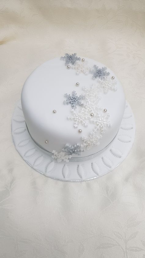 Snowflake Christmas Cake, White Christmas Cake Designs, Cake With Snowflakes, Snowflake Cakes, Xmas Cake Decorating, Fondant Christmas Cake, Chocolate Christmas Cake, Xmas Cakes, Christmas Cakes Easy