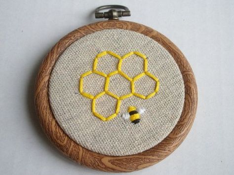 Embroidered Hoop, Simple Embroidery Designs, Bee Embroidery, Pola Sulam, Embroidery On Clothes, Cute Embroidery, Simple Embroidery, Embroidery Patterns Free, 자수 디자인