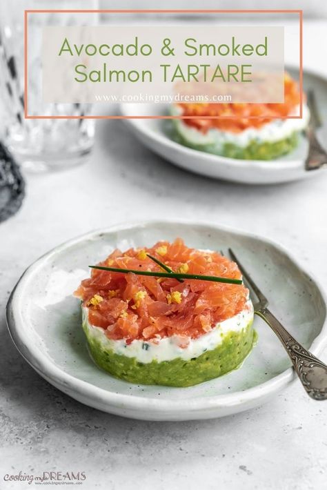 A quick and easy appetizer with layers of mashed avocado, smoked salmon and cream cheese with chives. Add a zing with lemon zest and serve it with crunchy tortillas. A perfect start of a meal for an informal or even formal dinner. It's ready in just 15 minutes and you only need 5 ingredients! Smoked Salmon Tartare, Avocado Tartare, Smoked Salmon And Avocado, Tartare Recipe, Salmon And Avocado, Salmon Appetizer, Smoked Salmon Salad, Salmon Tartare, Salmon Cream Cheese