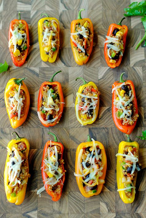 These bite-sized Quinoa Mini Stuffed Peppers make perfect party appetizers that are packed full of veggies, have tons of flavor and taste super delicious! Mini Stuffed Peppers, Pepper Quinoa, Carving Watermelon, Desserts Cheesecake, Fruit Carvings, Salad Kale, Healthy Superbowl, Mini Peppers, Healthy Superbowl Snacks