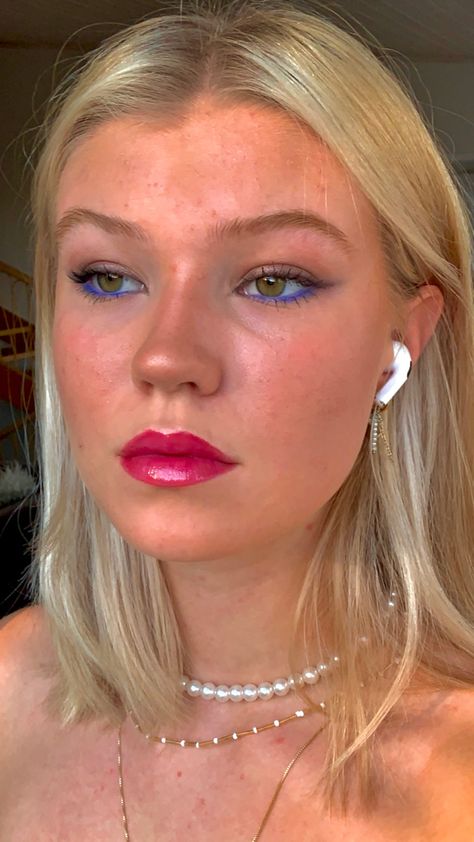 Blue eyeliner under eye colorful color miner under eye Blue Eyeliner Blonde Hair, Colored Eyeliner Waterline, Coloured Eyeliner Ideas, Simple Blue Eyeliner Look, Mama Mia Makeup Ideas, Light Blue Liner Makeup Look, Mamma Mia Party Makeup, Blue Mascara Looks Blue Eyes, Blue Waterline Eyeliner