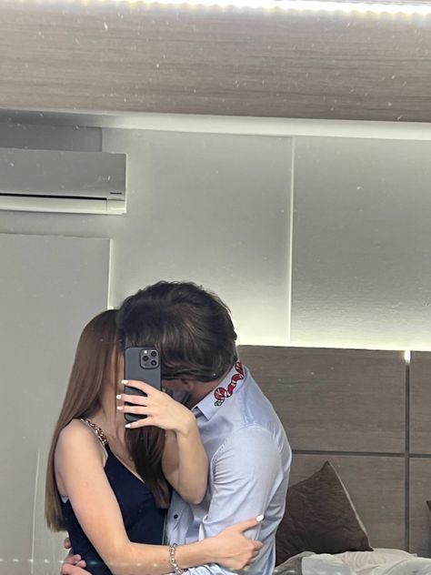 Kiss Picture Couple Mirror Selfie, Couple Profile Pictures Instagram, Photo Ideas With Girlfriend, Mirror Kissing Selfie, Kiss Picture Couple Photo, Cute Couple Pics Mirror Kiss, Couple Kiss Pic, Kiss Couple Profile Pictures, Kiss Picture Couple Aesthetic