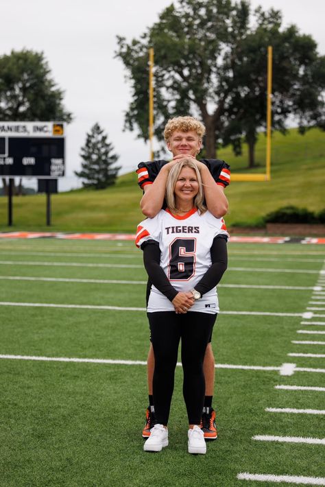 Mom Son Baseball Pictures, Mom And Football Player Pictures, Mom/son Football Pictures, Mom And Teenage Son Photo Ideas, Mother Son Football Picture Ideas, Mom And Son Football Photo Ideas, Mom Pic, Football Senior Photos, Football Players Pictures