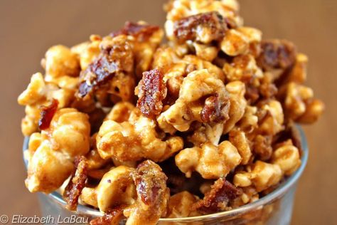 Gourmet Popcorn Flavors, Bacon Popcorn, Popcorn Recipes Caramel, Caramelized Bacon, Chocolate Bacon, Popcorn Treats, Popcorn Balls, Salty Treats, Candied Bacon