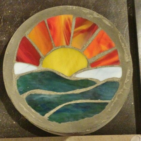 Glass Stepping Stone Ideas, Stained Glass Rocks, Dog Stepping Stone, Stained Glass Stepping Stones Patterns, Glass Mosaic Stepping Stones, Stepping Stone Art, Mosaic Stepping Stones Patterns, Mosaic Designs Easy, Stepping Stone Patterns