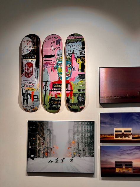 an exhibit showcasing three painted skateboards from jean-michel basquiat, in central london. Skateboard Wall Decoration, Skateboard On Wall Decor, Skateboards On Wall, Basquiat Aesthetic, Skateboard Decoration, Skateboard Painting Ideas, Paint Skateboard, Skateboard Wall Decor, Skateboard Painting