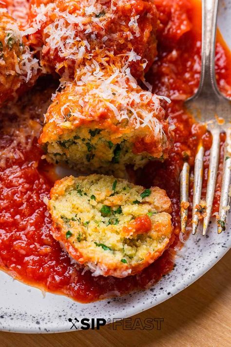 Polpette di Pane Leftover Marinara Sauce Recipes, Bread Meatballs, Breaded Meatballs, Sip And Feast, Feast Recipes, Easy Marinara Sauce, Meatless Meatballs, Vegetarian Meatballs, Leftover Bread