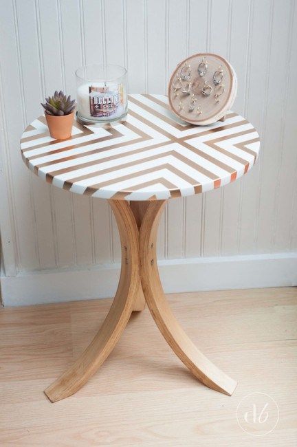 Dwell Beautiful takes an old Ikea table and gives it a gorgeous and trendy side table makeover using some tape, gold spray paint, and wood stain! See it here! Ikea Furniture Makeover, Ikea Side Table, Side Table Makeover, Ikea Table, Diy Spray Paint, Diy Ikea Hacks, Diy Ikea, Table Makeover, Painting Furniture Diy