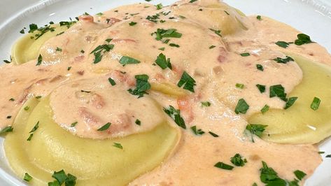 Champagne Sauce Recipe, Champagne Sauce, Make Ravioli, How To Make Ravioli, Champagne Recipe, Pink Sauce, Ravioli Recipe, Sauce Pot, Hawaiian Food