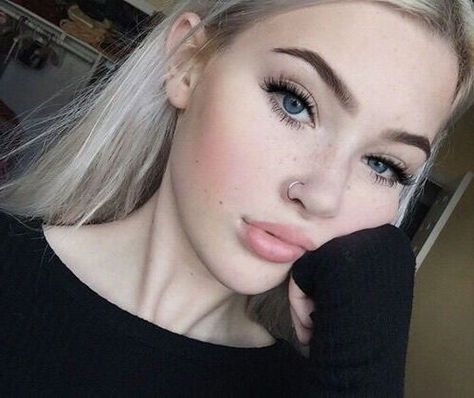 Piercing Face, Nose Piercing Hoop, Fake Nose Rings, Fake Nose, Beauty Make-up, Piercing Ring, Nose Hoop, Blue Makeup, Maquillaje Natural